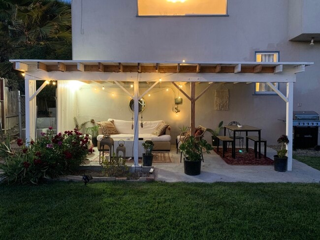 Building Photo - 5305 Calatrana Dr
