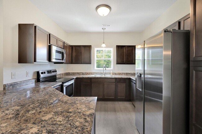 Foto del edificio - Wonderful 3 Bedroom 2.5 bath townhome is close to beaches, bases and shopping!