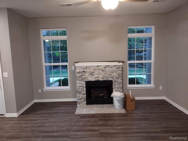 Foto del edificio - Charming 2-Bed Home in Commerce Township with Modern Amenities