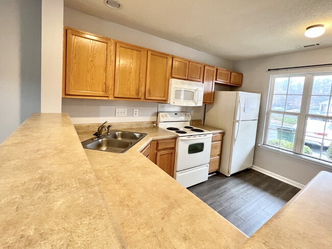 Building Photo - STEELECREEK TOWNHOUSE!