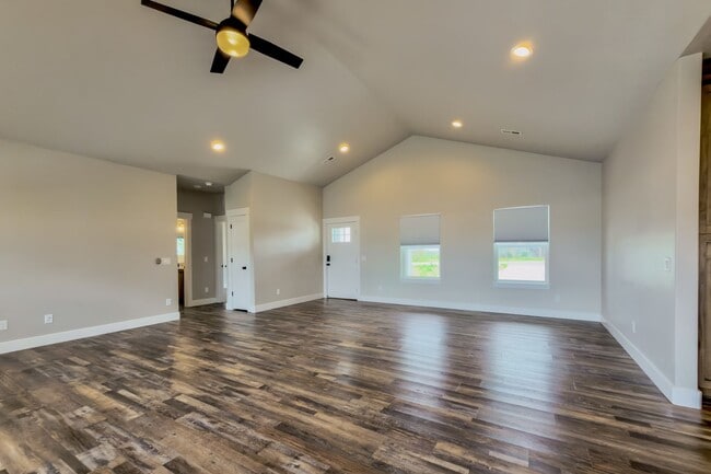 Building Photo - Spacious 3 Bed, 3 Bath Pet-Friendly Home with Oversized 3+ Car Garage! - Available NOW!