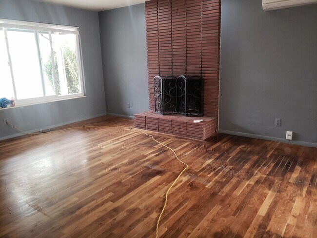 Living room, brick fireplace - 1847 Lakeside Dr