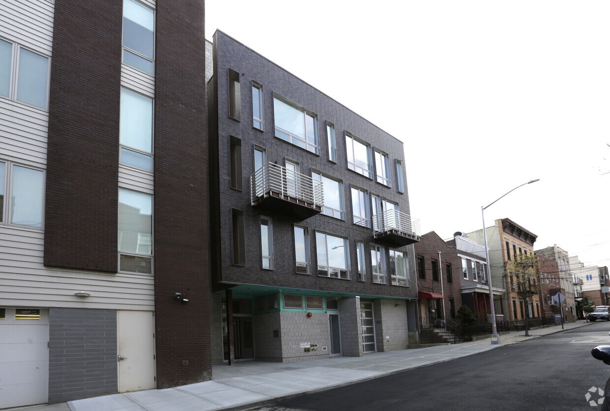 Building Photo - 25-35 18th St
