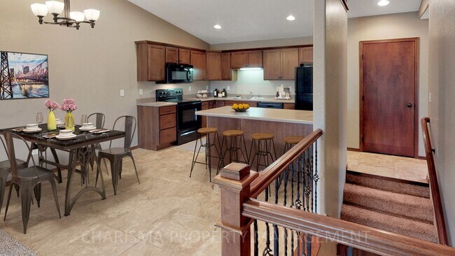 Foto del edificio - SPACIOUS AND AMENITY FILLED 3 BD, 2.5 BA T...