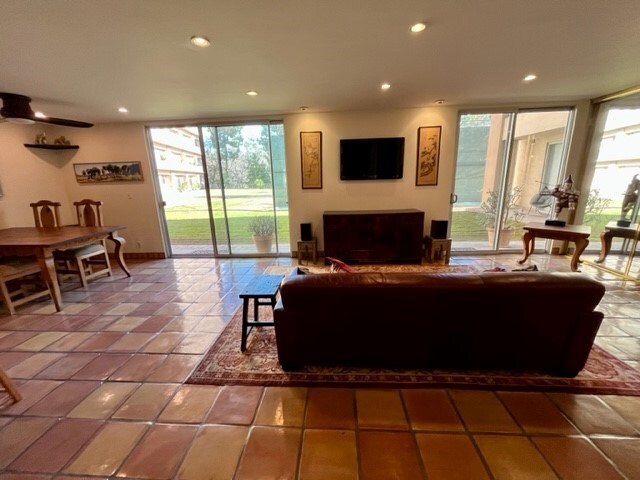 Foto del edificio - 100 S Doheny Dr