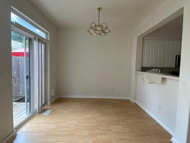 Foto del edificio - Charming 3 BD · 2.5 BA Condo | Located In ...