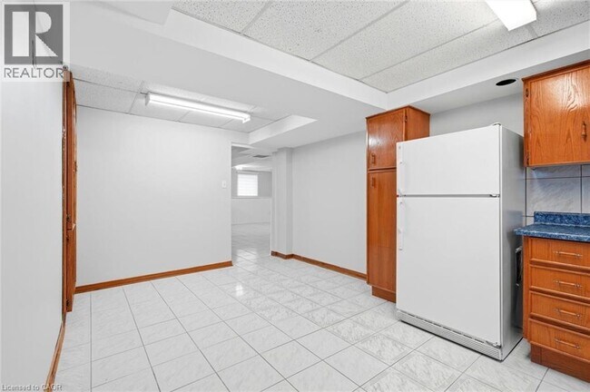 Building Photo - 114 Slinger Ave