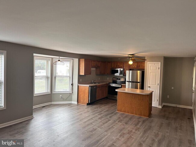 Building Photo - 206 N Railroad Ave