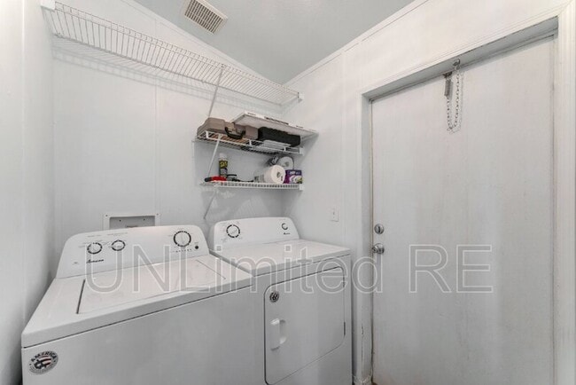 Building Photo - 766 E Zuni Dr