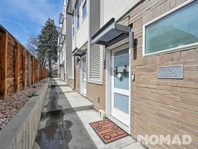 Foto del edificio - Modern 2-Bedroom Townhouse with Private Ro...