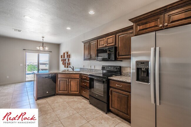 Foto del edificio - Lovely townhome with Community Pool!