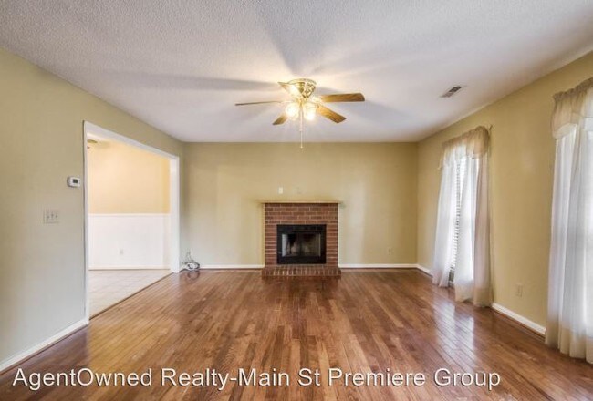 Building Photo - 4044 Bonaparte Dr