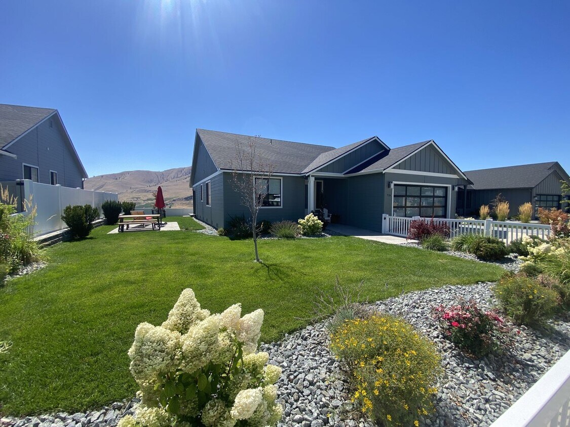 Primary Photo - 3 Bedroom, 2 Bath with Spectacular Views o...