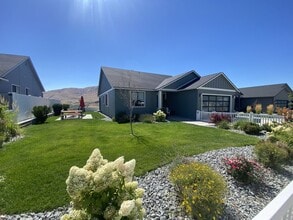Building Photo - 716 W Golf Course Dr