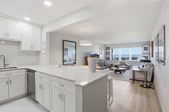 Building Photo - 1516 S Lakeside Dr