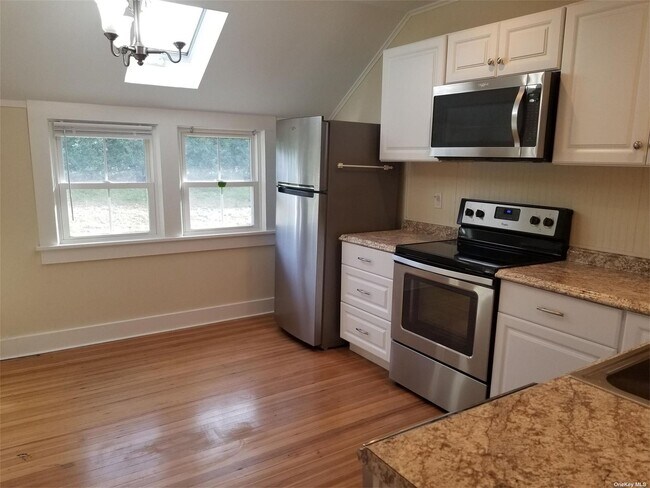 Building Photo - 1045 Love Ln