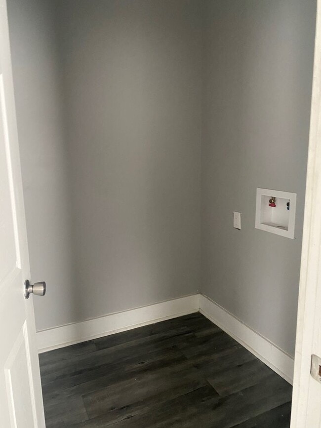 Building Photo - 1335 W 13th St