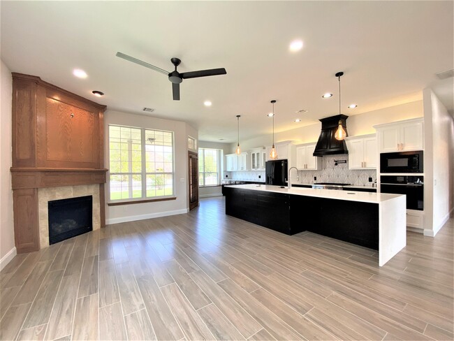 Foto del edificio - 16700 Brewster Ln