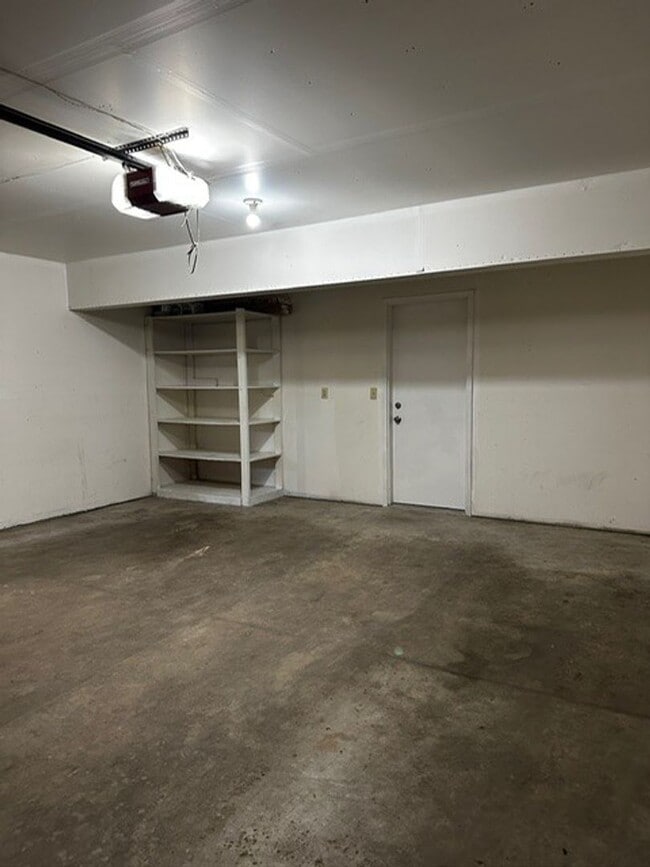 Building Photo - 3 bed/2 bath West Side Townhome