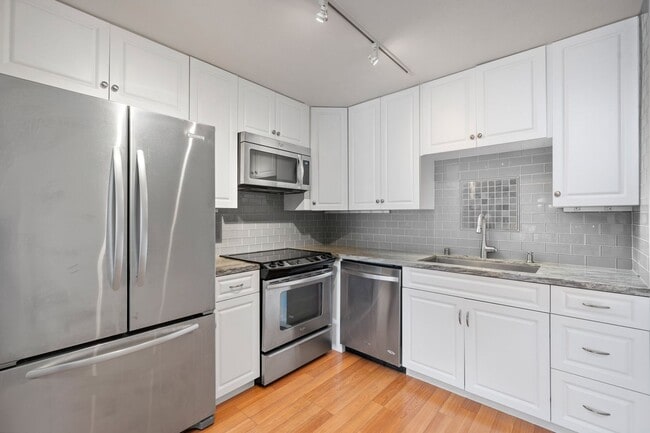 Building Photo - Updated Versailles Condo in Newport Beach