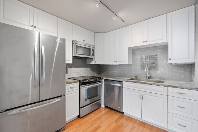 Foto del edificio - Updated Versailles Condo in Newport Beach