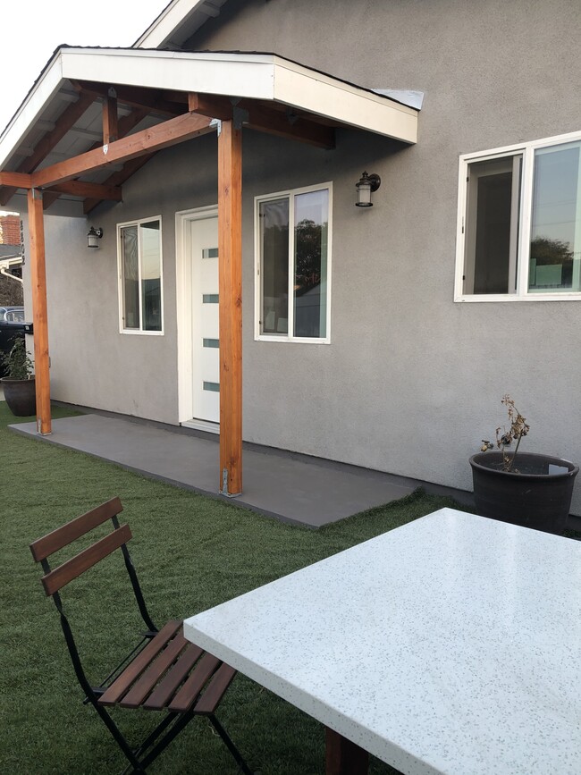 Foto del edificio - 8802 Kittyhawk Ave