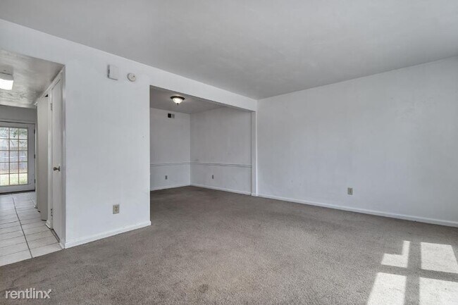 Building Photo - 3 br, 1.5 bath Townhome - 3224 Barlborough...