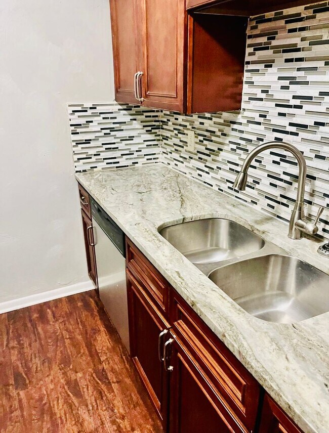 Foto del edificio - Newly Renovated 3 Bedroom 1.5 Bathroom tow...
