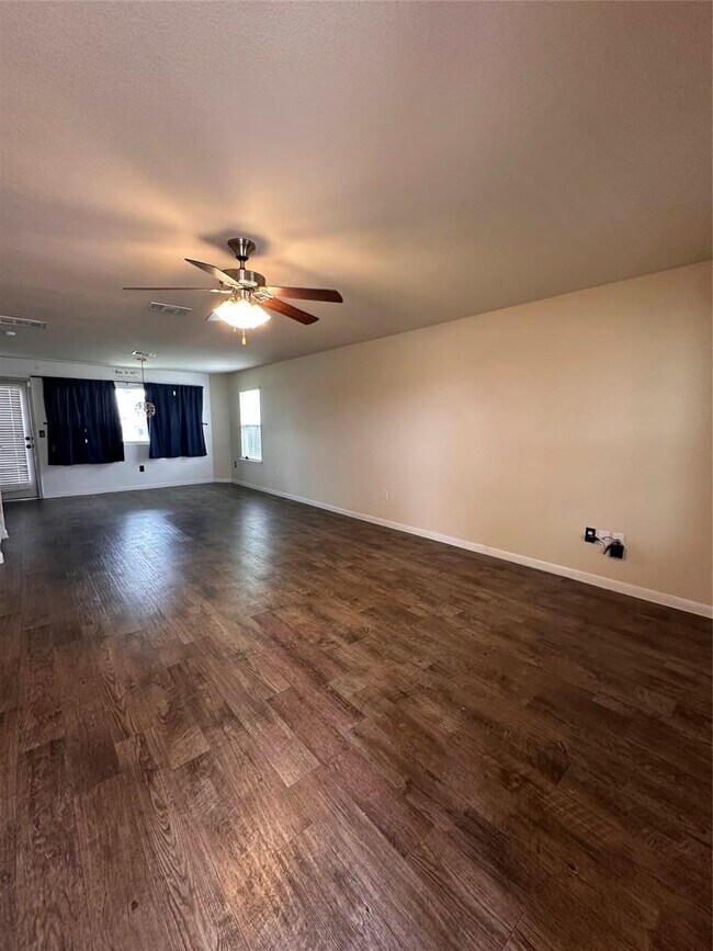 Foto del edificio - 207 Liard River Rd