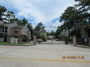 Building Photo - 17401 Red Oak Dr