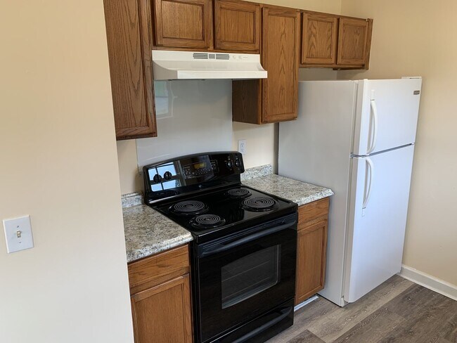 Building Photo - 3 Bed, 1 Bath w/ Wood Look Floors Throughout
