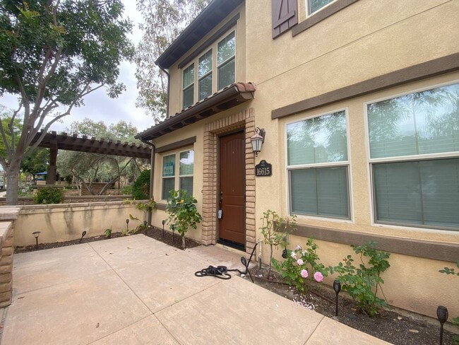 Building Photo - Move-in Ready Townhome in Parklike Community