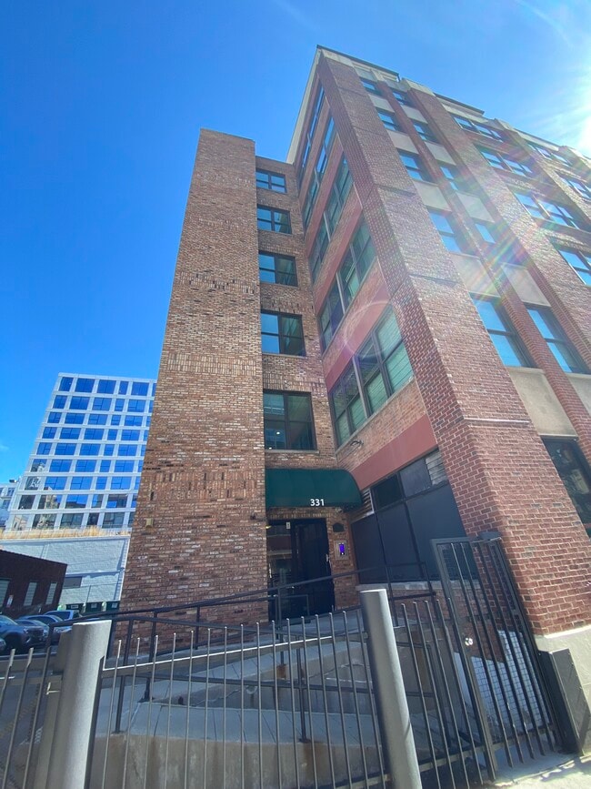 Building Photo - 331 S Green St