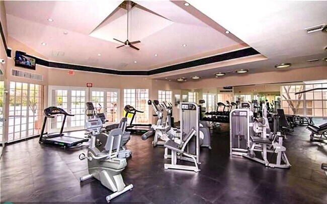 Foto del edificio - 2811 N Oakland Forest Dr
