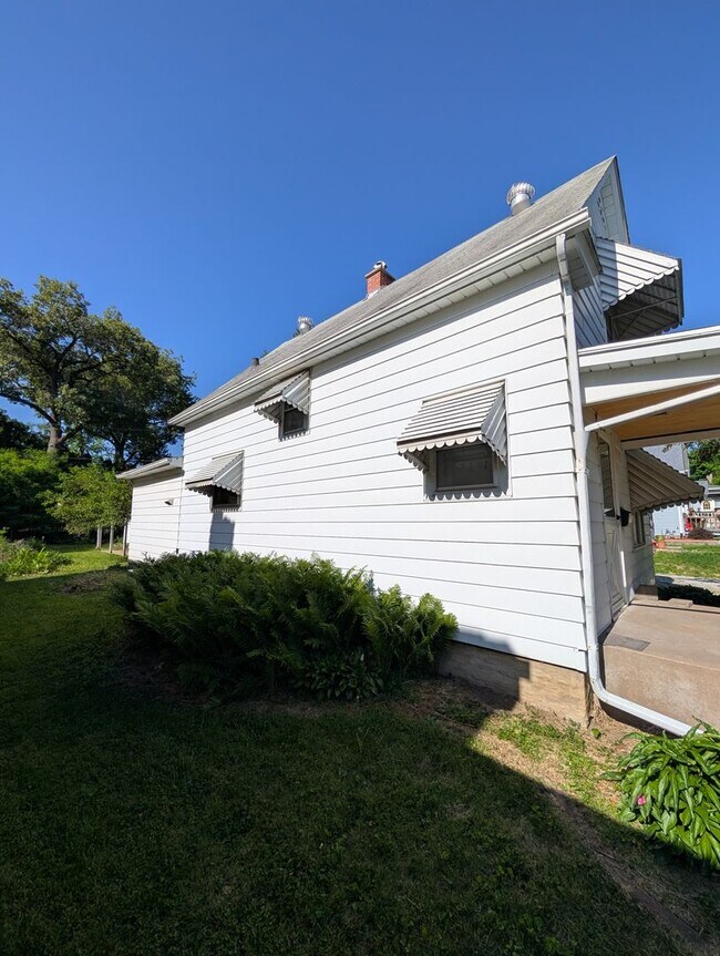 Foto del edificio - Affordable Moline Apartment in a Prime Quad Cities Location!