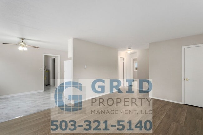 Building Photo - 3 Bedroom Home - Large Corner Lot - SE Por...