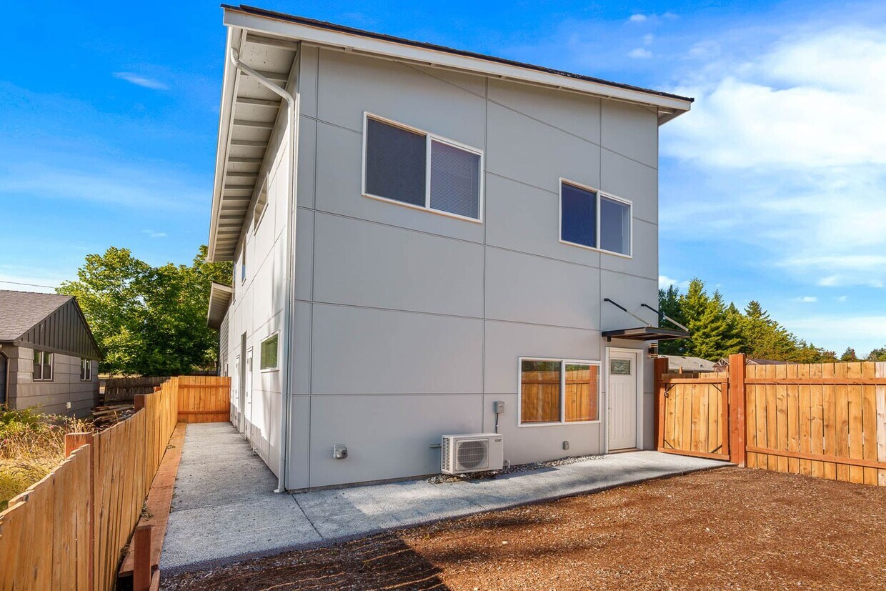 Foto principal - 1741 N 130th St