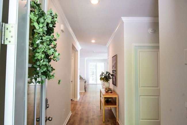 Building Photo - Available 9/1!