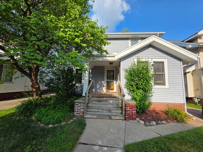 Front - 4144 Commonwealth Ave