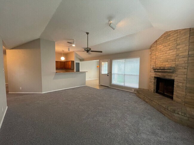 Foto del edificio - CUTE 3 BEDROOM HOME ON CUL-DE-SAC WITH LARGE BACK YARD*FRESH INTERIOR PAINT*2 CAR GARAGE*FIREPLAC...