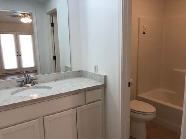 Building Photo - Move In Ready Townhome