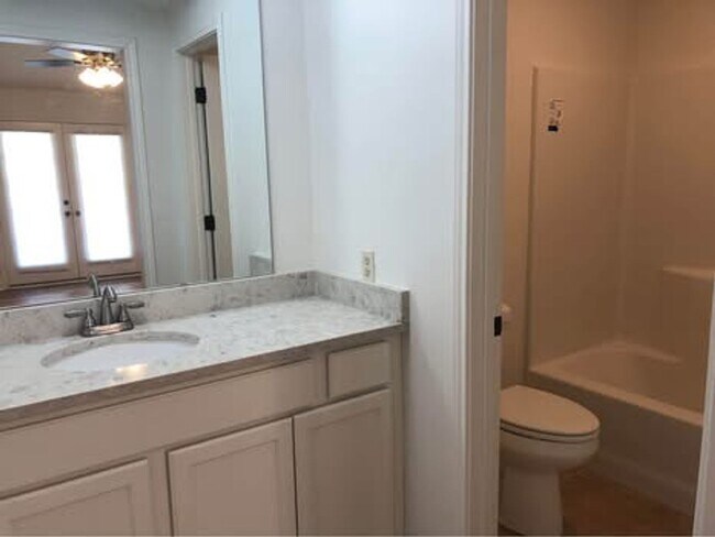 Foto del edificio - Move In Ready Townhome