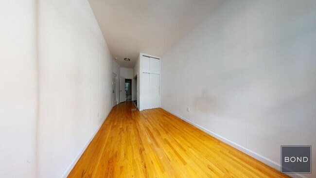 Foto del edificio - 158 E 82nd St