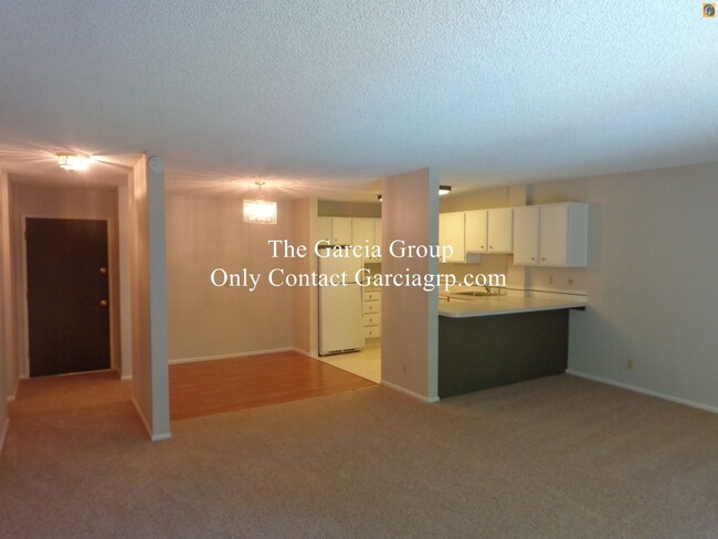 Building Photo - Spacious Vista Hills Condo next to The Ros...