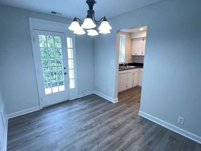 Foto del edificio - Fairlington: Gorgeous Updated 2 Bedroom, 1...