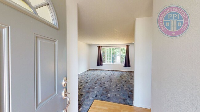 Foto del edificio - Totally Remodeled  Sandy Home ! New Cabinets, Counters, Carpet  & Appliances And  Central AC !!