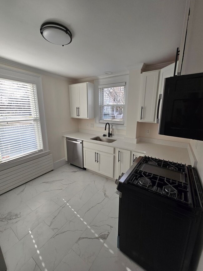 Building Photo - Updated 2 Bedroom Apartment!