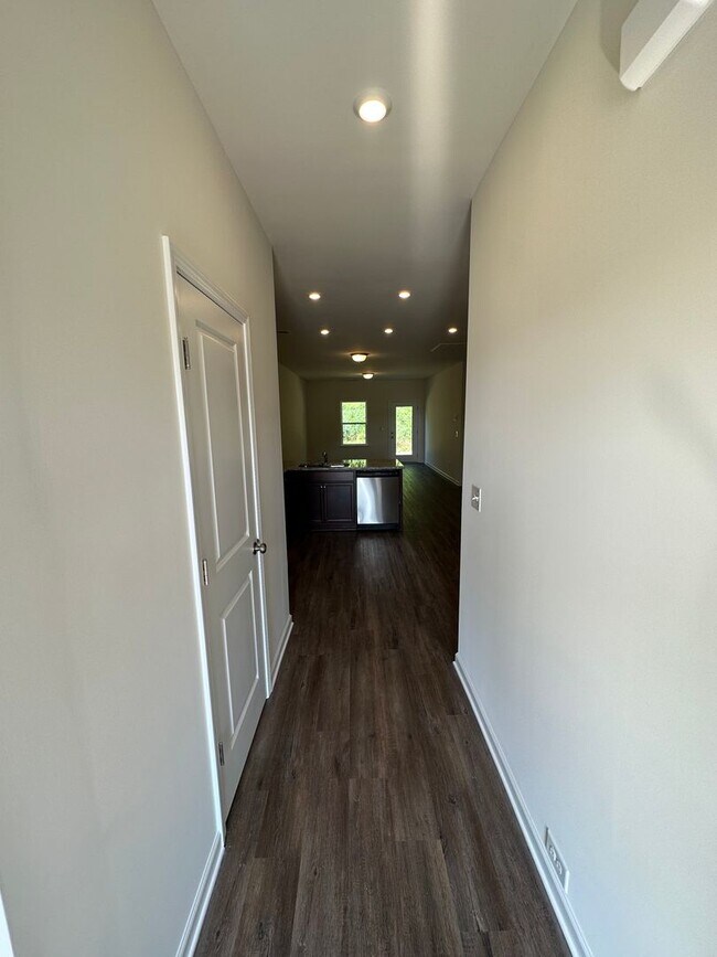 Building Photo - 3 Bedroom 2.5 Bath End Unit Townhome in Sh...