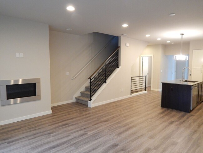 Photo - Bellevue 5 bd 3.5 bath townhouse with two ...