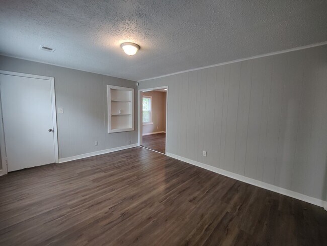 Building Photo - Beautiful 2 bedrooms and 1 bathroom home f...